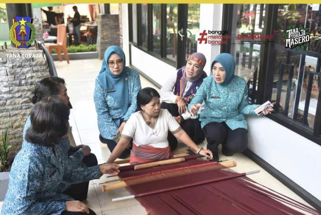 Tri Suswati Tito Karnavian Soroti Potensi Tenun Toraja di Pasar Internasional