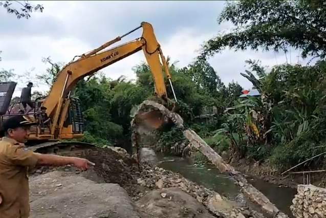 Serobot DAS, Pemerintah Bongkar Bangunan di Starda Makale Gunakan Alat Berat