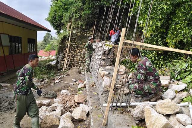 Satgas TMMD Kerja Ekstra Selesaikan Dinding Penahan Tanah di SDN 3 Madandan