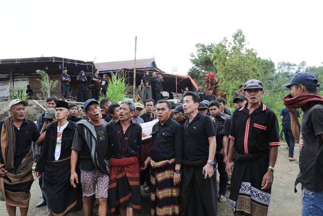 Melayat, Zadrak Menyatu dengan Warga Usung Peti Jenazah Tradisi Gandasil