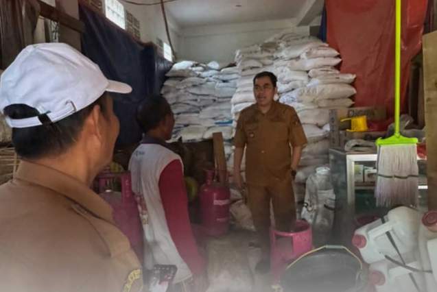 Bupati Tana Toraja Turun Langsung Tinjau Ketersediaan Pupuk di Sejumlah Kios
