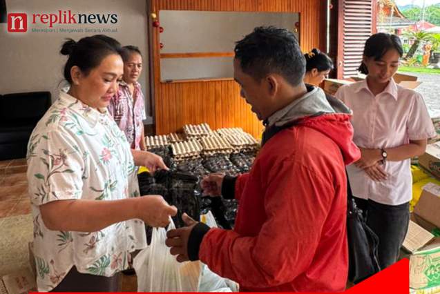 Maknai Nataru, RS Sinar Kasih Bagikan Paket Sembako Bagi 108 Petugas Kebersihan di Tana Toraja
